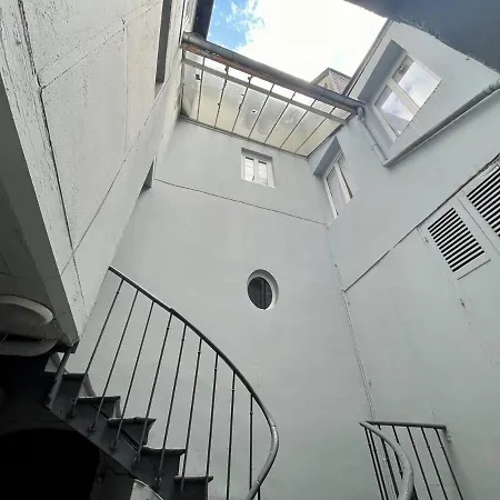 Apartment Triplex En Centre-ville - 273 *